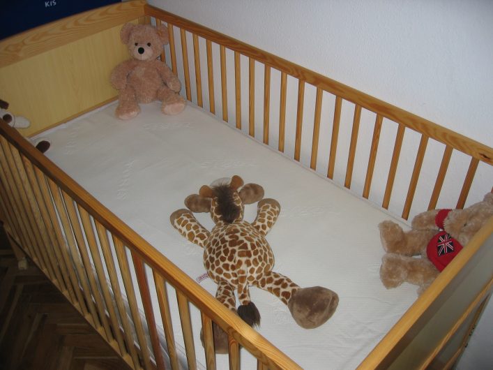 Poklanjam dječji krevetić i madrac 140×70 cm sa poplunom i posteljinom