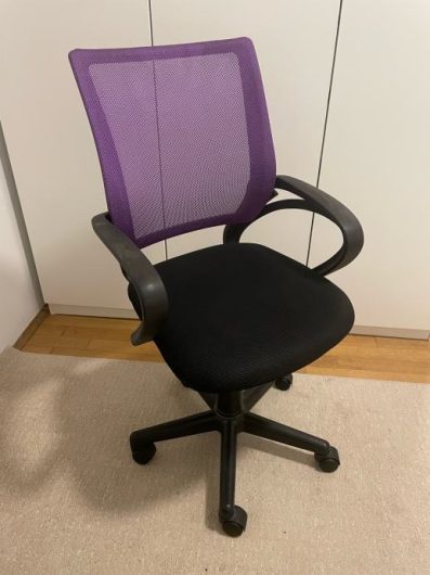 Poklanjam uredsku stolicu u dobrom stanju