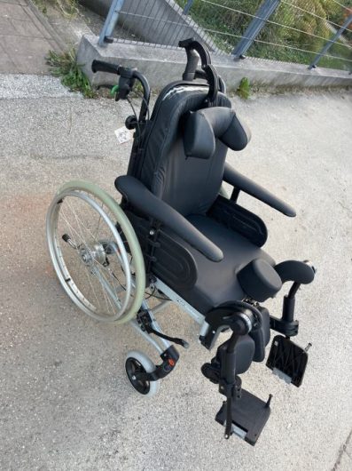 Invalidska kolica, s naslonom za glavu i potporom za noge, kočnice