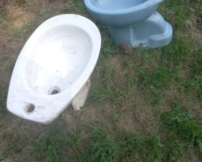 Rabljena WC školjka i bide, potpuno ispravno i neoštećeno, poklanjamo